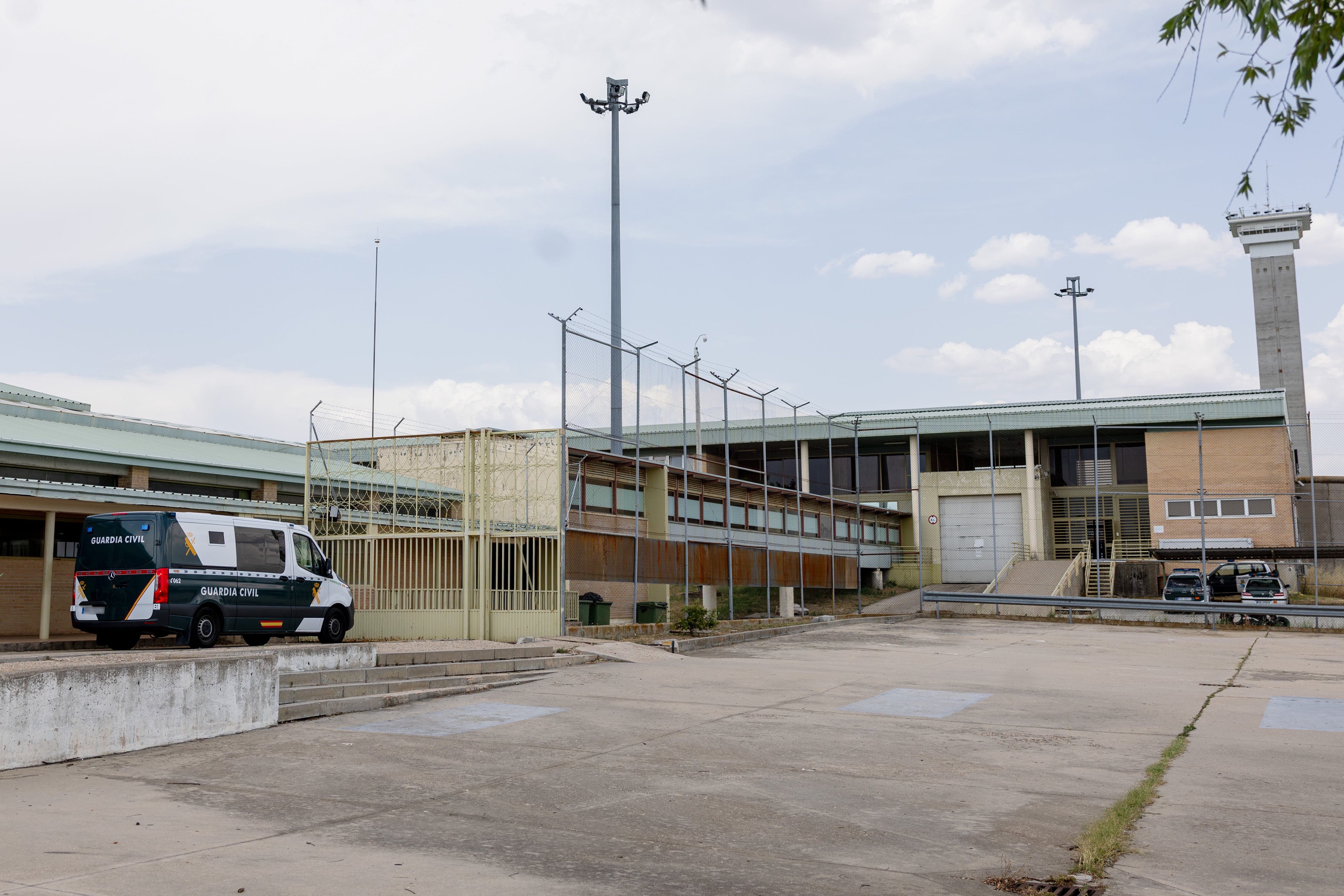 El furgón de la Guardia Civil en el que el exdirigente del PSOE Santos Cerdán ha ingresado en la cárcel madrileña de Soto del Real