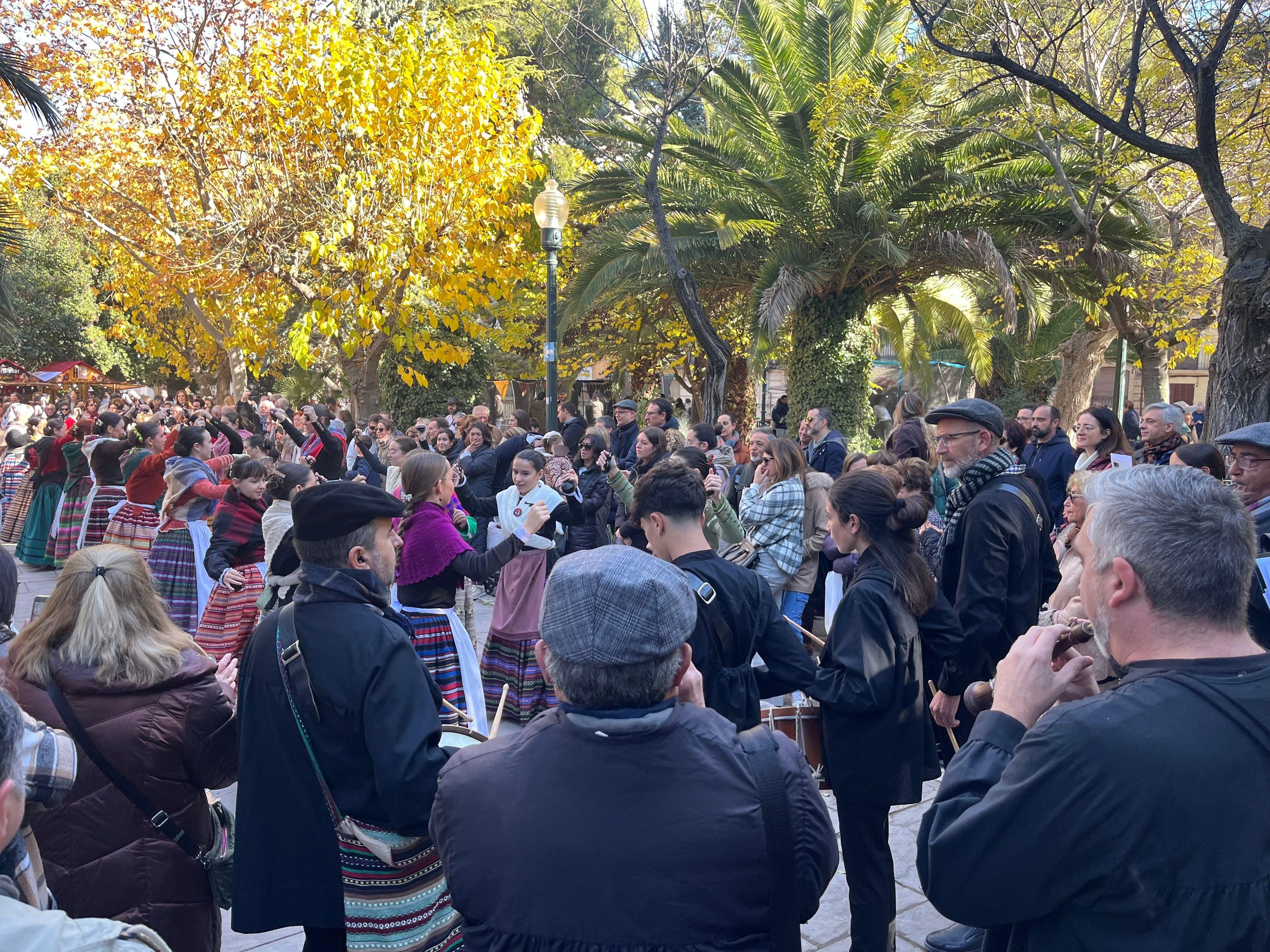 Les balladores de l'escola del Grup de Danses Carrascal i el Grup de Dolçainers i Tabaleters La Cordeta durant l'actuació en la inauguració del Mercat de Nadal.