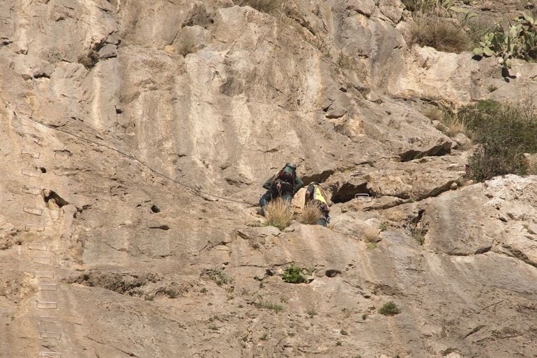 Miembros de los equipos de rescate en el lugar donde ha fallecido una joven tras caer desde una altura considerable, cuando estaba haciendo escalada en el paraje conocido como Tajo de los Vados, en Vélez Benaudalla (Granada)