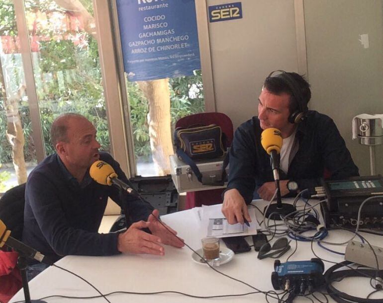 Vicente Mir, entrenador del Hércules, junto a Pedro Vera