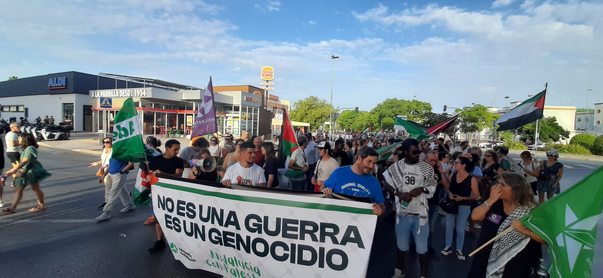 Centenares de personas han participado en Jerez en la marcha para exigir el fin del genocidio en Gaza