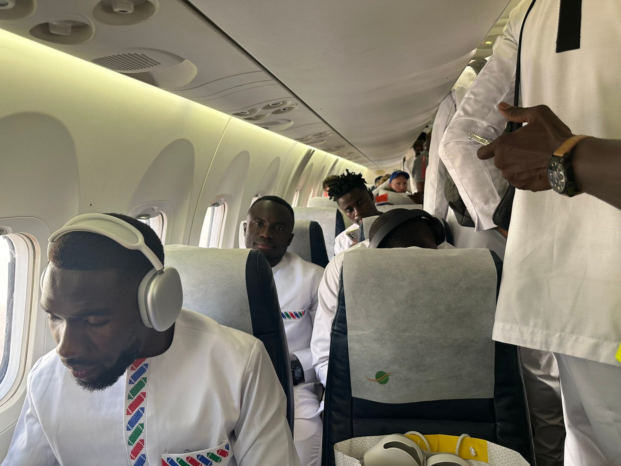 Los jugadores de la selección de Gambia en el avión rumbo a Costa de Marfil