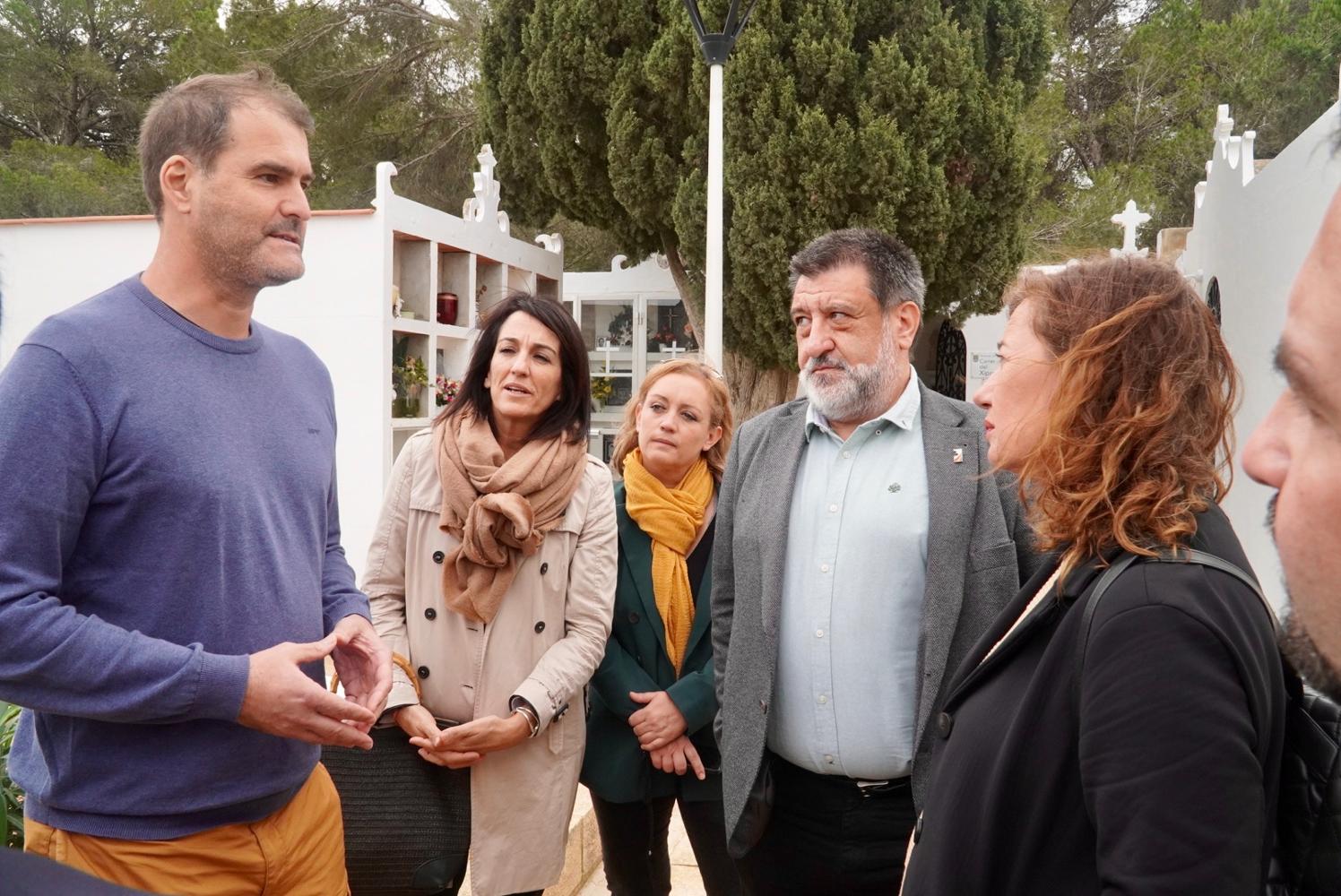 Imagen de la visita al cementerio de Sant Francesc