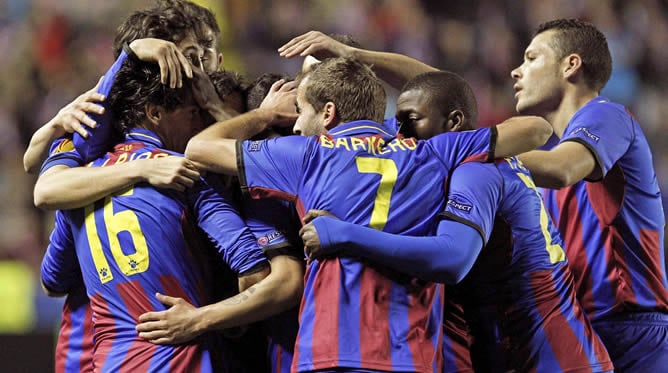 Los jugadores del Levante celebran su primer gol ante el Olympiacos, obra del centrocampista Pedro Ríos, en el partido de ida de los dieciseisavos de final de la Liga Europa que se disputa en el estadio Ciutat de Valencia