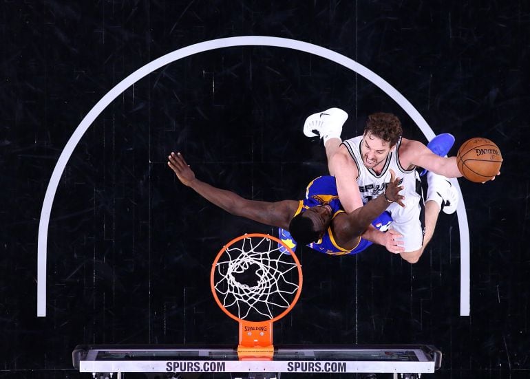 Pau Gasol tira a canasta durante un partido con los Spurs