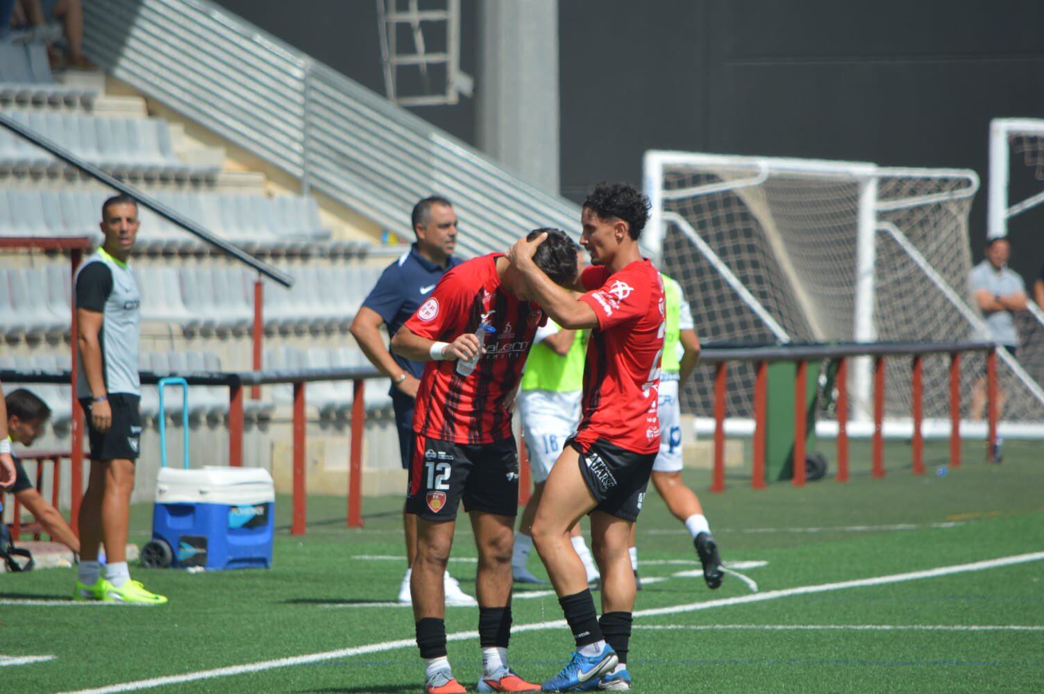 Jugadores del Puente Genil celebran un gol