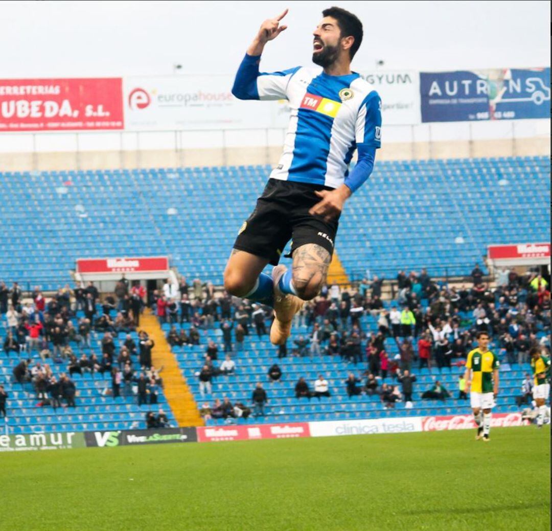 Carlos celebra el primer gol anotado ante Sabadell