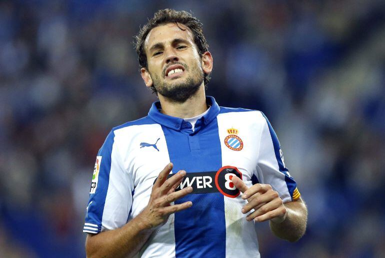 GRA249. BARCELONA, 26/10/2014.- El delantero uruguayo del Deportivo de la Coruña Christian Ricardo Stuani tras fallar una ocasión de gol durante el partido de la novena jornada de liga de Primera División disputado esta tarde en el estadio de Cornellá-El 