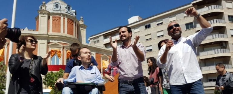 Echanique, Garzón y Molina en la Plaza de la Constitución