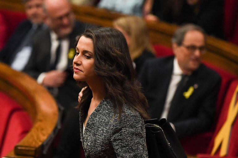 Inés Arrimadas camina cap a la tribuna. Al fons, Quim Torra