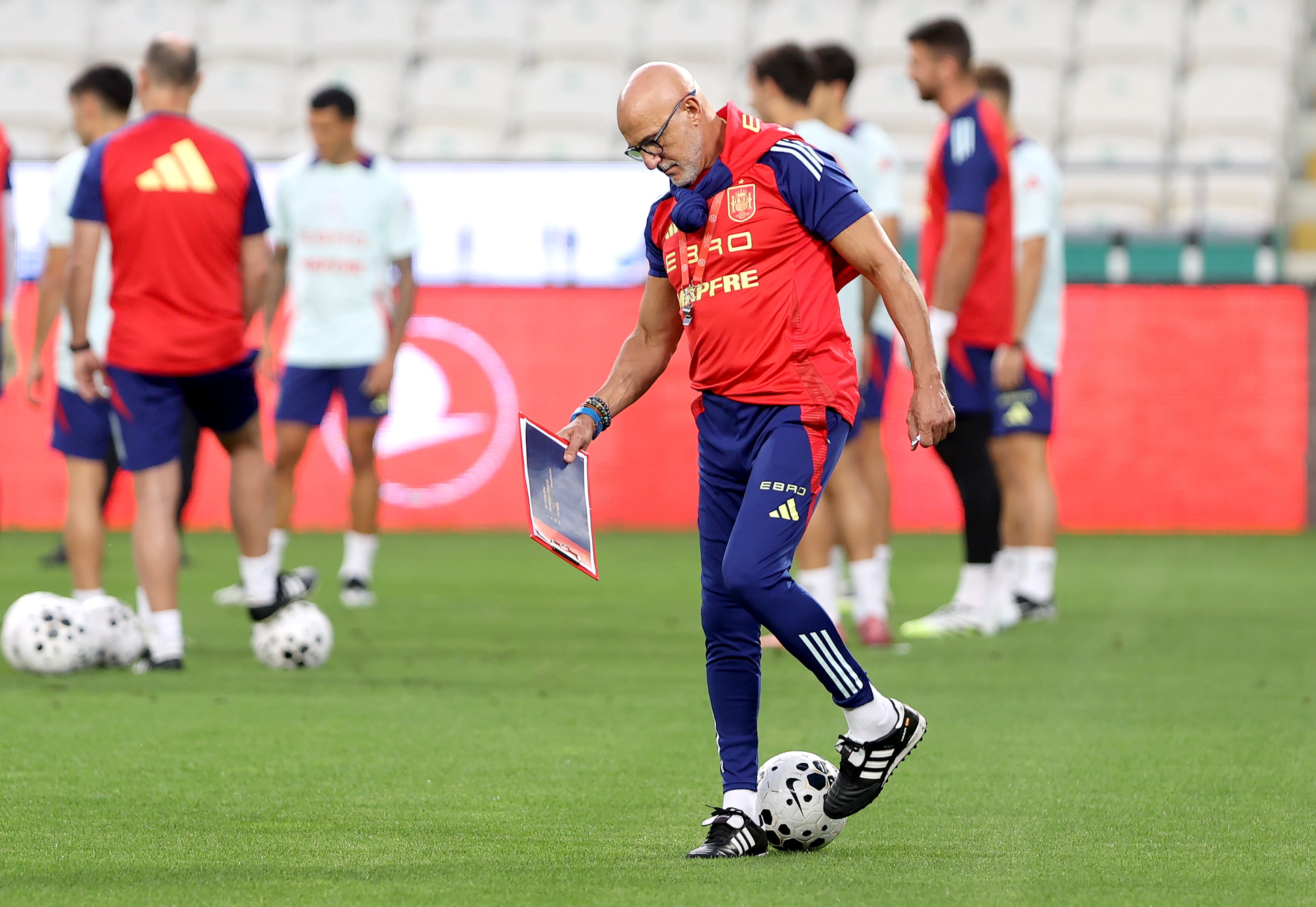 Luis de la Fuente dirigiendo un entrenamiento de la selección española