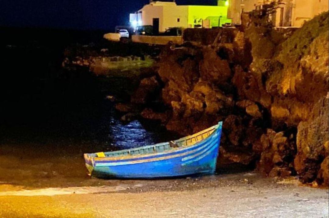 La patera llegada a Punta Mujeres, varada en la orilla.