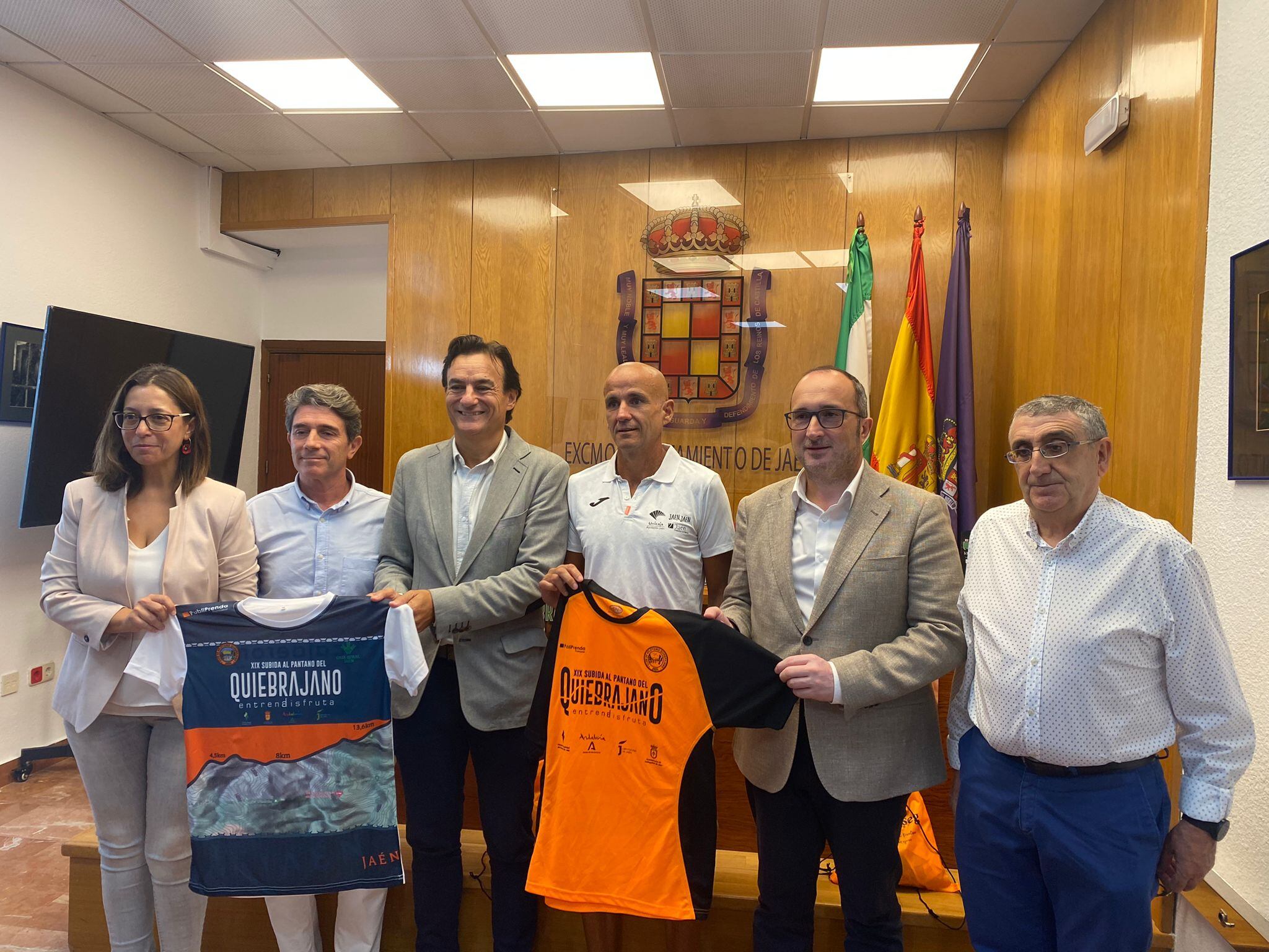 Las autoridades de Jaén y provincia junta Juan Porras cuya imagen figura en los carteles anunciadores de la prueba y Felipe Cano, presidente del club organizador