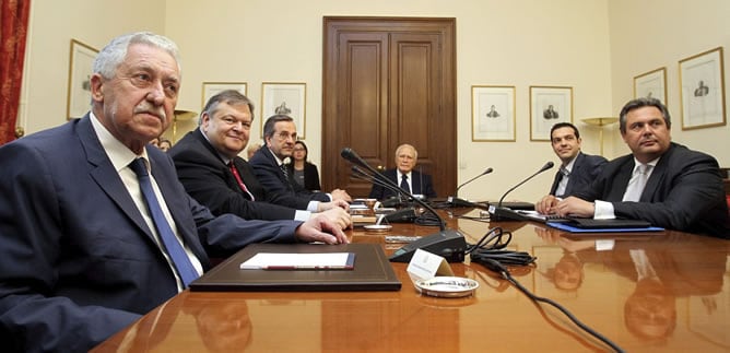 El presidente griego, Karolos Papulias (c), ser reúne con el líder de la conservadora ND, Antonis Samarás (3-i); de Syriza, Alexis Tsipras; del Movimiento Socialista Panhelénico (Pasok), Evangelos Venizelos (2-i); con el jefe de la formación derechista Gr