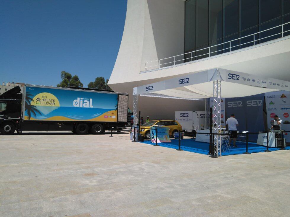 La gira de cadena Dial &#039;Déjate llevar&#039; llevó la música del verano a las puertas del Auditorio Infanta Elena, en Águilas