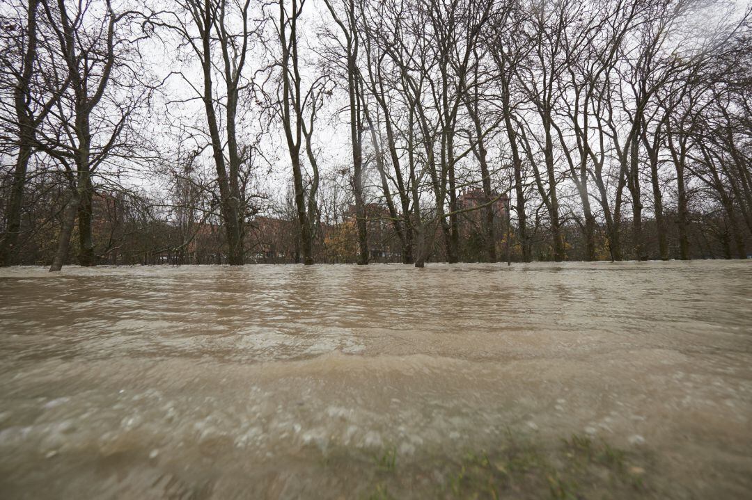 Una vía de Pamplona inundada, a 10 de diciembre de 2021, en Pamplona, Navarra