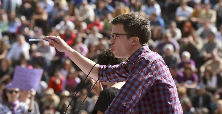 El secretario de Comunicación y Estrategia Política de Podemos, Íñigo Errejón, interviene durante un acto electoral de esta formación en Granada