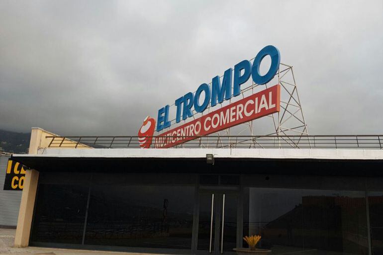 El centro comercio de El Trompo está ubicado en el polígono de Las Arenas, en el municipio de La Orotava.