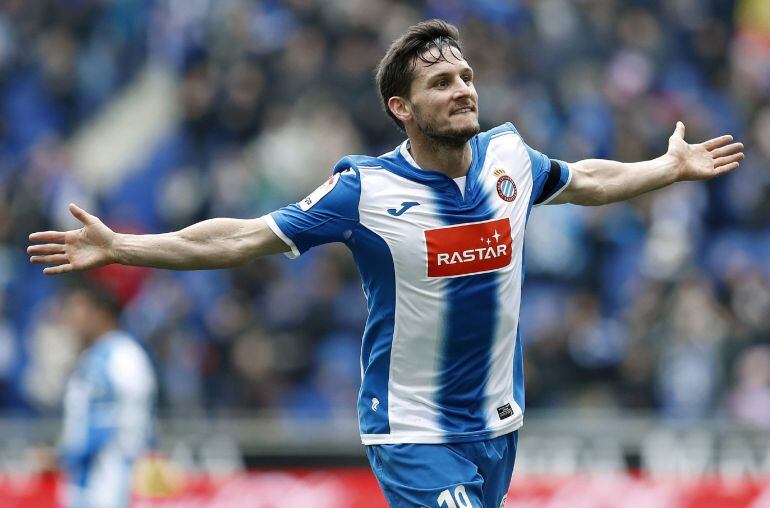 El centrocampista argentino del Espanyol Pablo Piatti, celebra el gol conseguido frente al Granada.