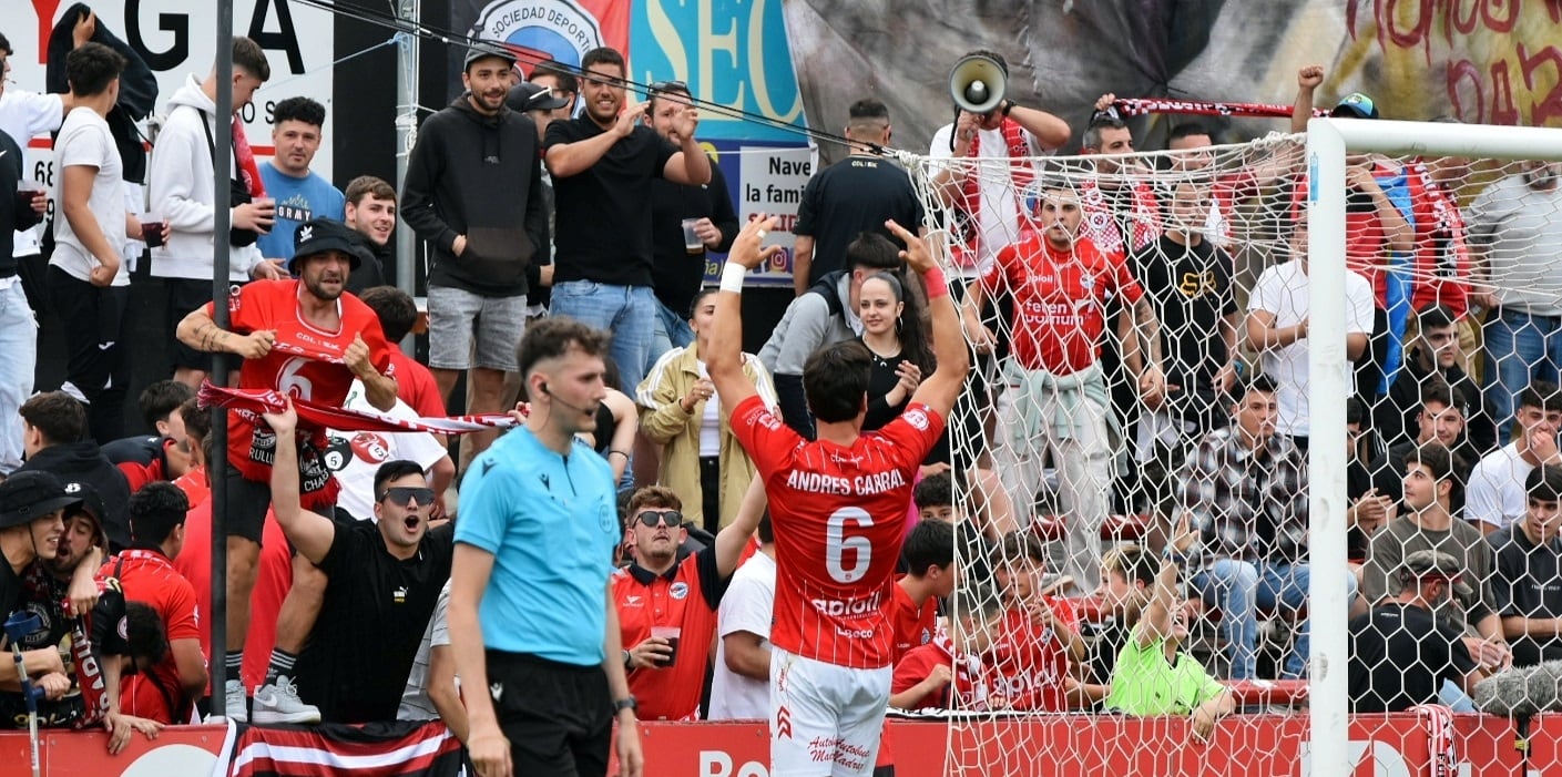 Andrés Carral, celebrando su gol al Cuarte.