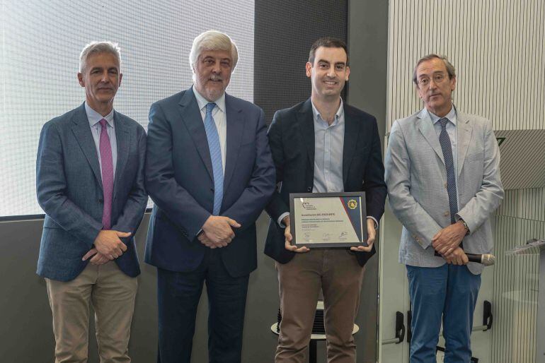 Responsables del Servicio de Cardiología del Santa Bárbara de Puertollano recibiendo el premio