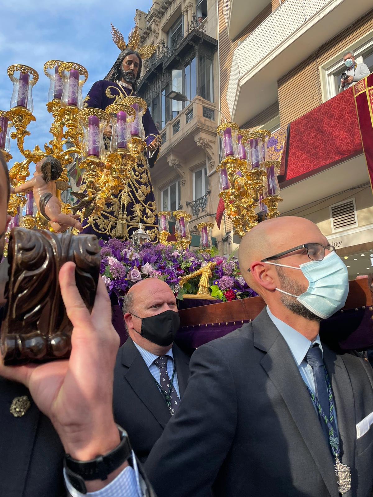 Fotografía desde la delantera de las andas con el Señor del Soberano Poder