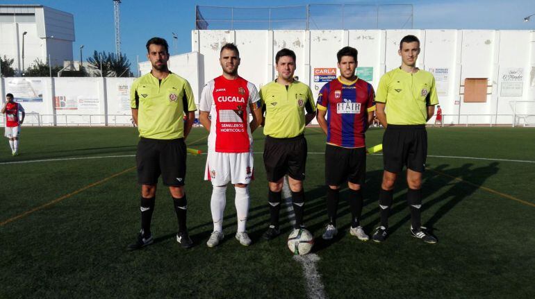 Los capitanes y el trío arbitral antes de comenzar el choque