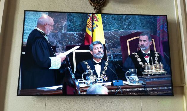 El Fiscal General, José Manuel Maza, leyendo su discurso ante el presidente del Poder Judicial y el Rey