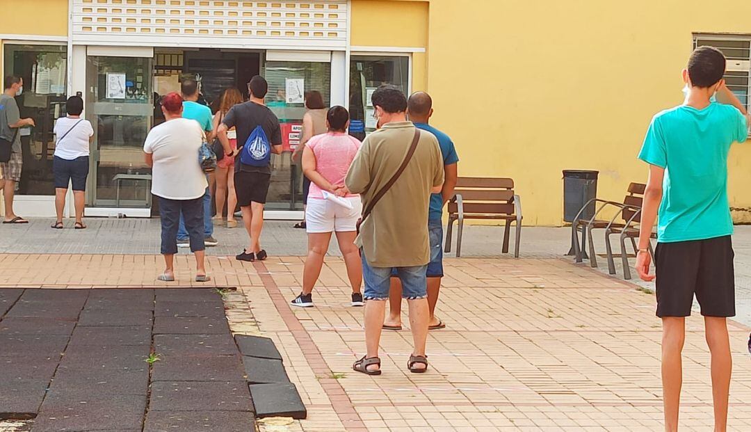 Colas en el Centro de Salud de Beniopa 