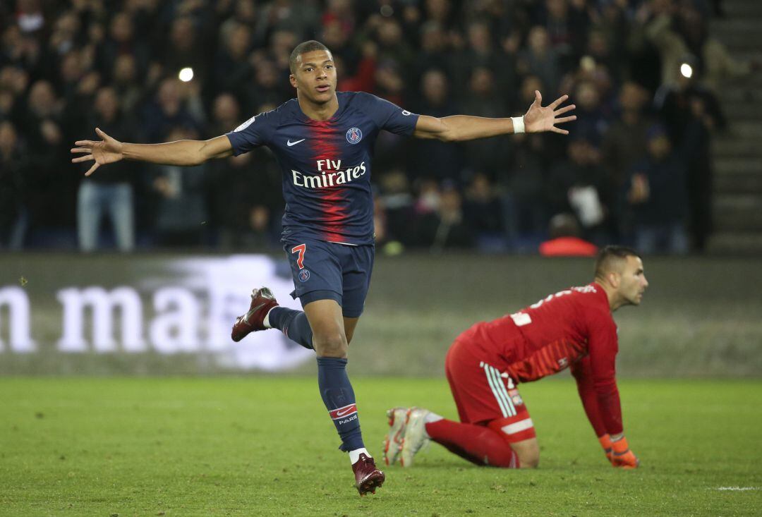 Kylian Mbappé celebra uno de sus tres goles al Olympique de Lyon.