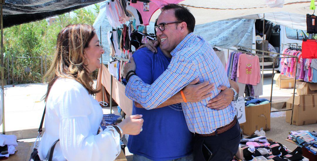 Víctor Santiago saludando a uno de los comerciantes del Mercadillo de Jaén.