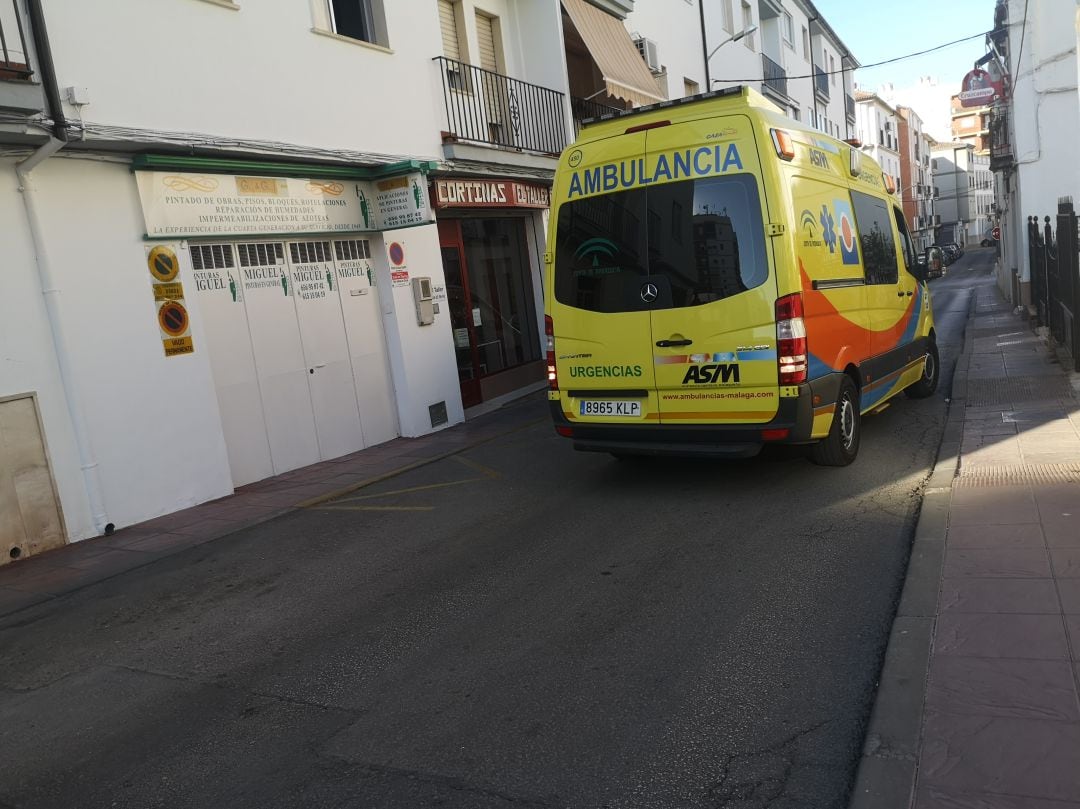 Una ambulancia aparcando en calle San José de Ronda