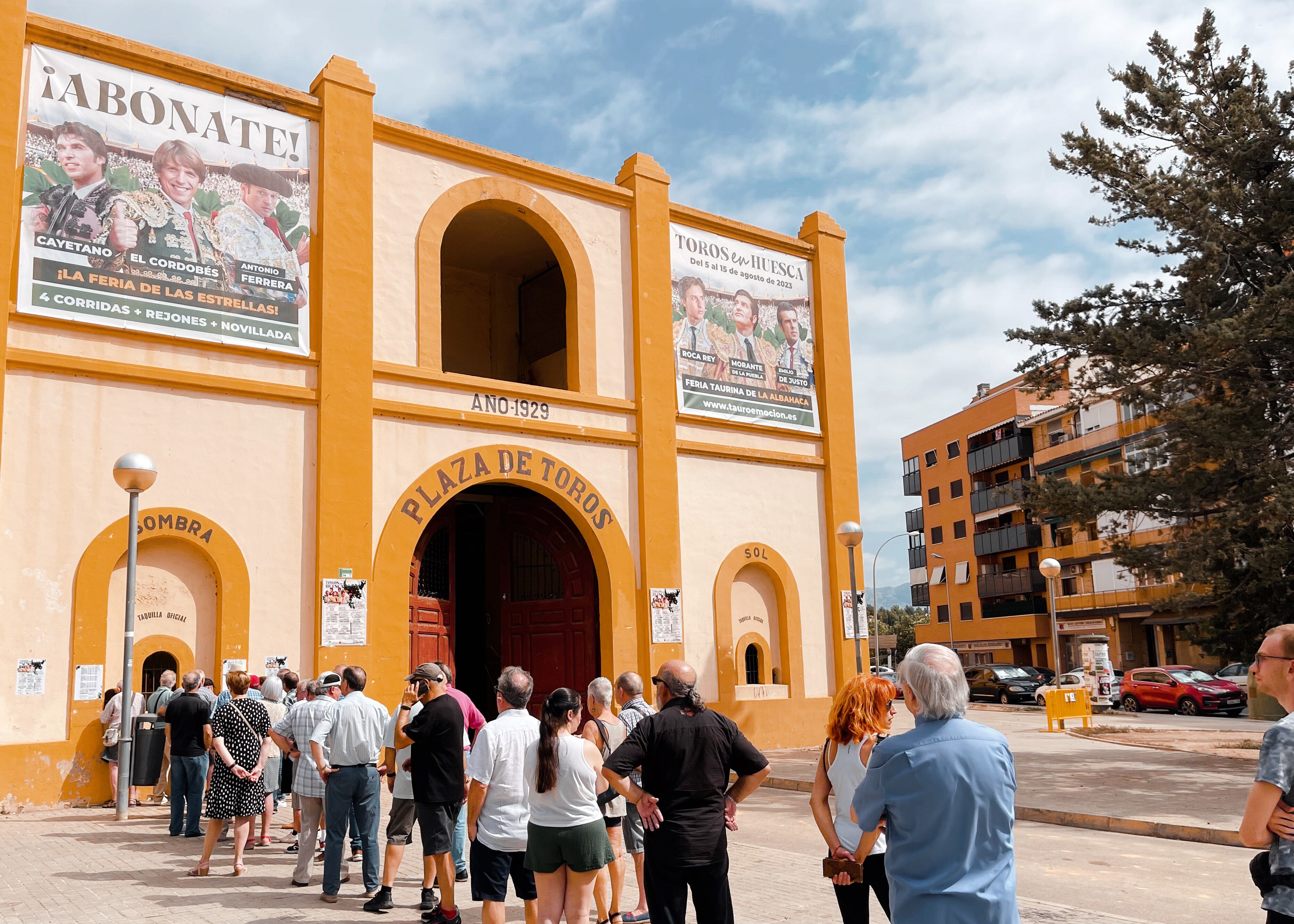 Colas en las taquillas de la plaza de toros de Huesca