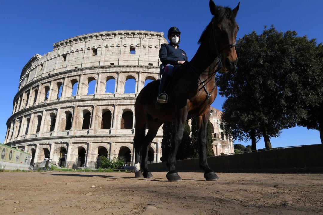 Un policía montado frente al Coliseo de Roma.