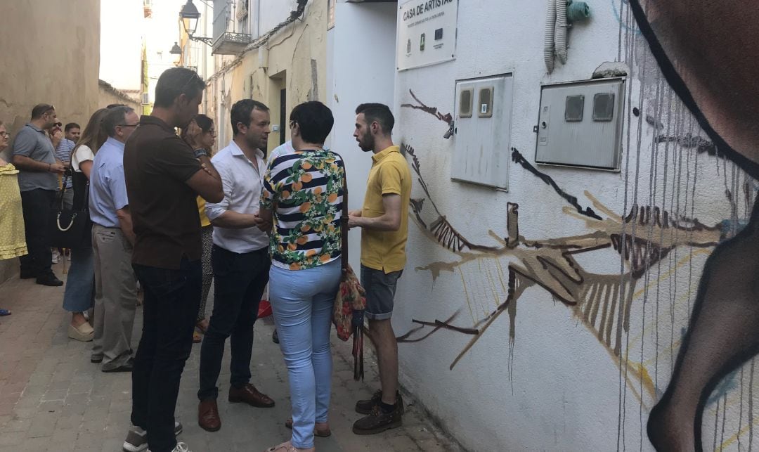 El alcalde, Julio Millán, visitó la Casa de los Artistas junto a miembros de 'Torre del Concejo'