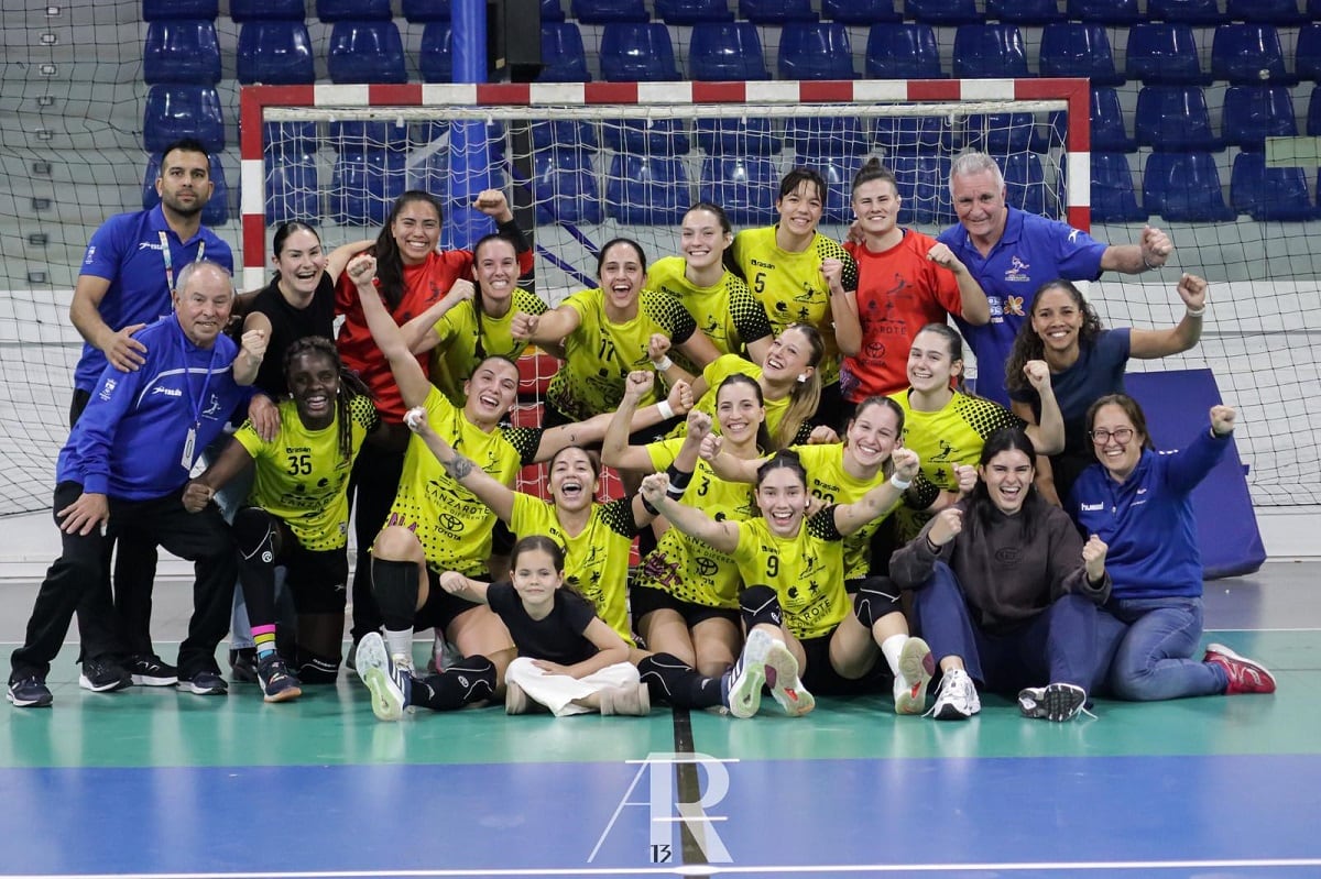 Jugadoras y técnicos del Lanzarote Puerto del Carmen.