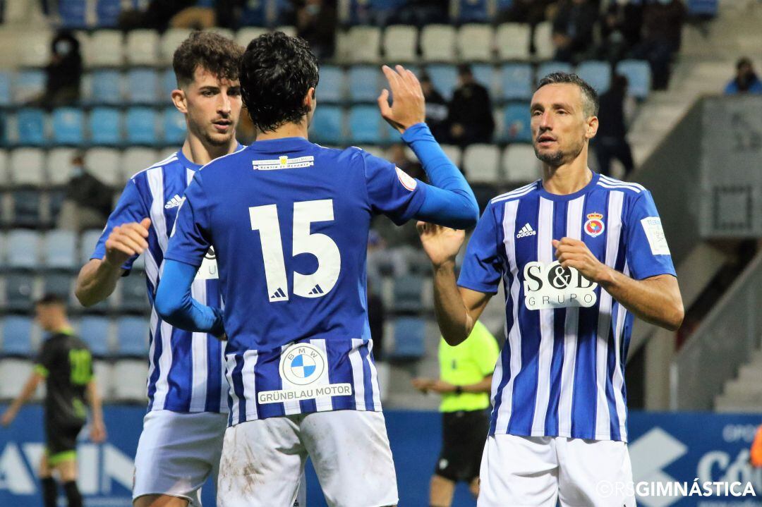 Altadil, Dani Álvarez y Cusi celebran un gol en El Malecón