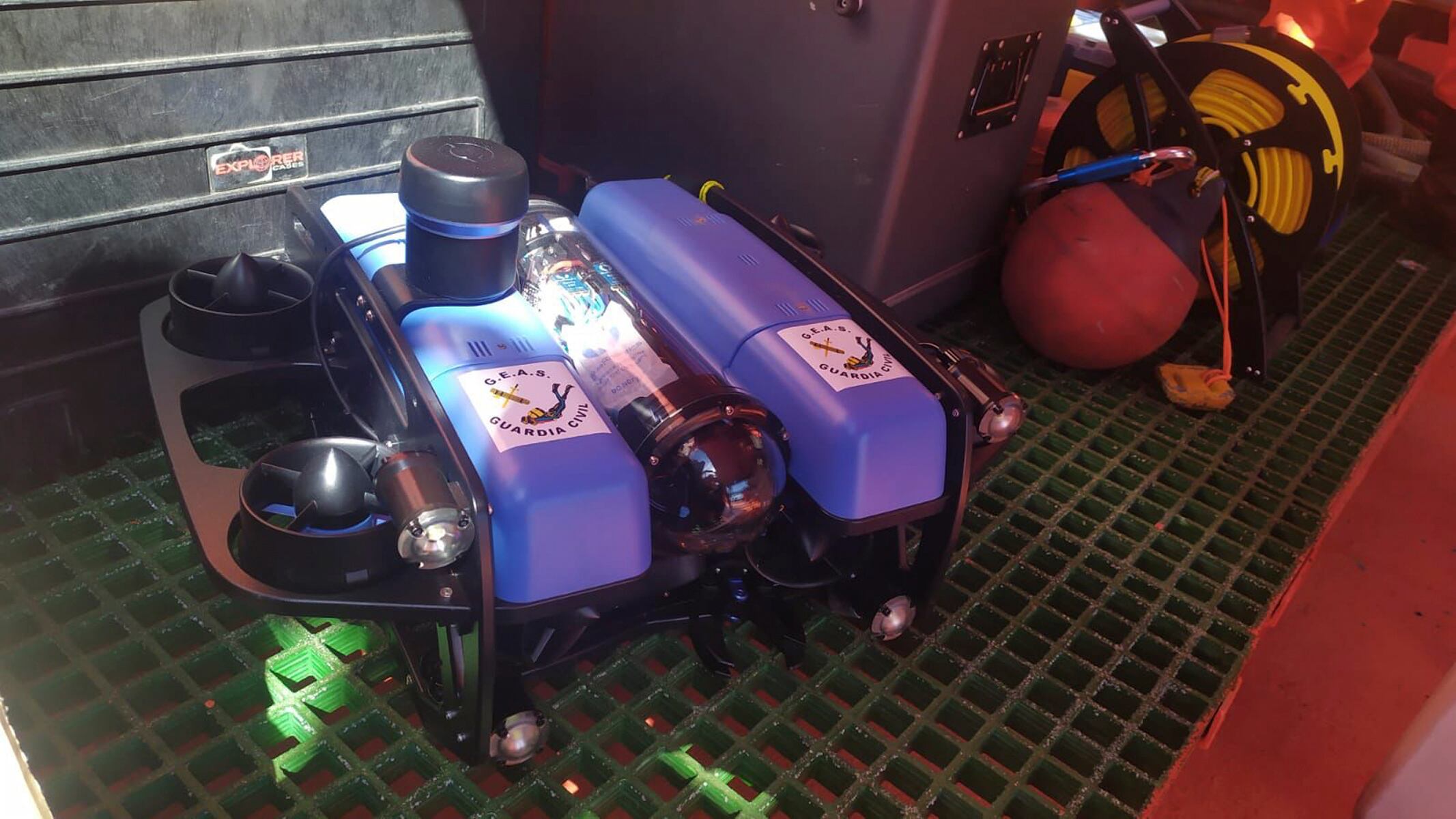 SANTANDER, 05/04/2023.- El tercer día de búsqueda del marinero desaparecido en el naufragio del barco pesquero Vilaboa Uno frente a la costa de Santander, que ha costado la vida a dos de sus tripulantes, se reanudará este miércoles con este robot marino para tomar imágenes del buque, donde se cree que puede encontrarse Walter Ferreira. EFE/ Guardia Civil SÓLO USO EDITORIAL /