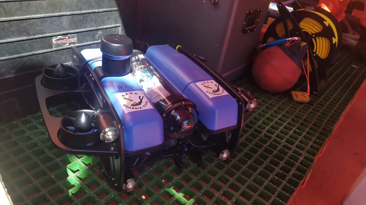 El robot submarino de la Guardia Civil trata de verificar si el marinero desaparecido se encuentra en el Vilaboa Uno
