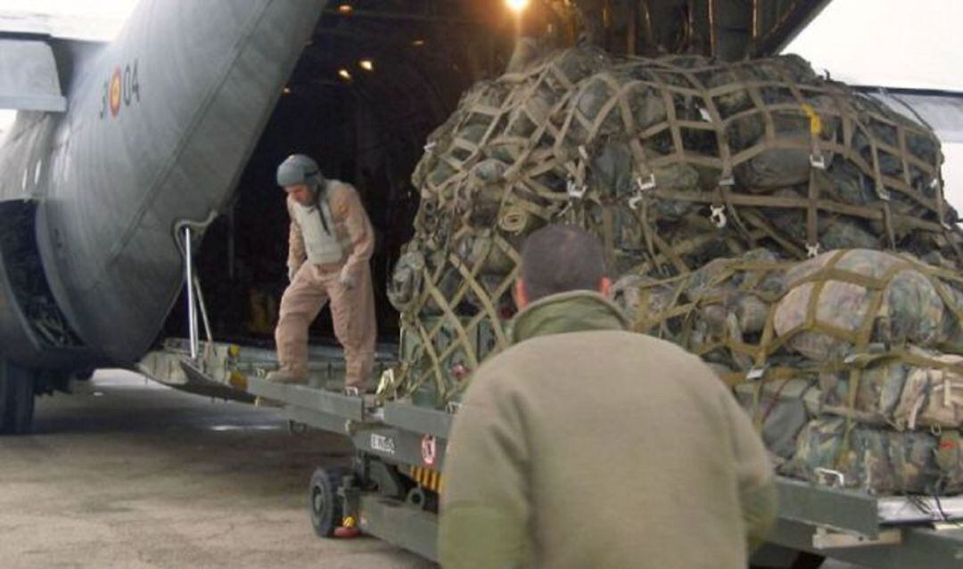 Carga de armamento en un avión militar del Ejército del Aire.