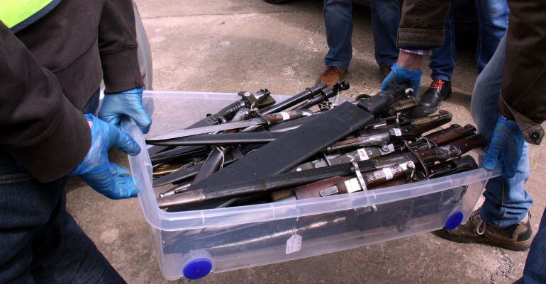 Primer pla d'una gran quantitat d'armes blanques en una caixa que la policia ha trobat al domicili de tres dels detinguts a El Poal en el marc d'una operació antidroga, el 6 d'abril de 2016.