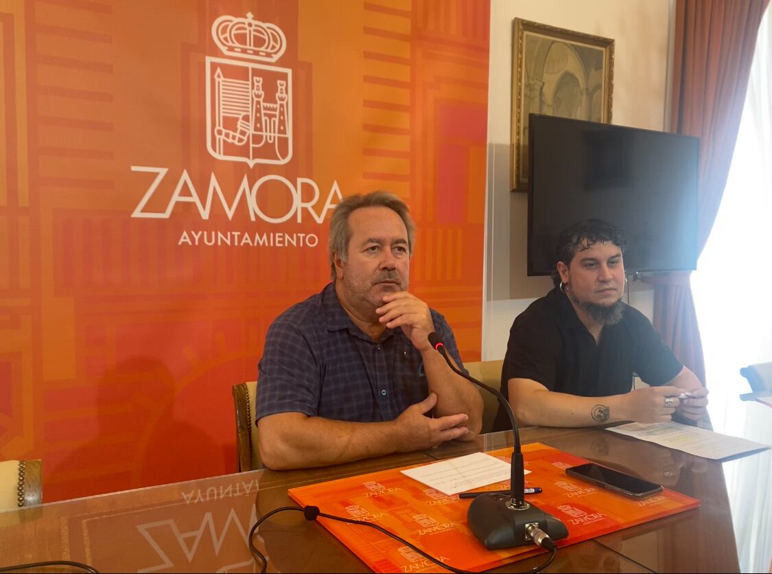 El alcalde Francisco Guarido y el concejal Diego Bernardo en el anuncio del nuevo Reglamento Municipal