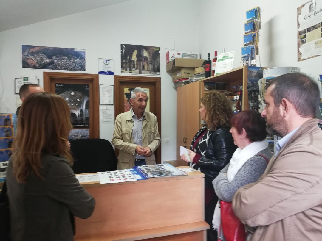 El Consejero de Cultura, Miguel Ángel Vázquez, ha visitado los Baños Árabes este martes