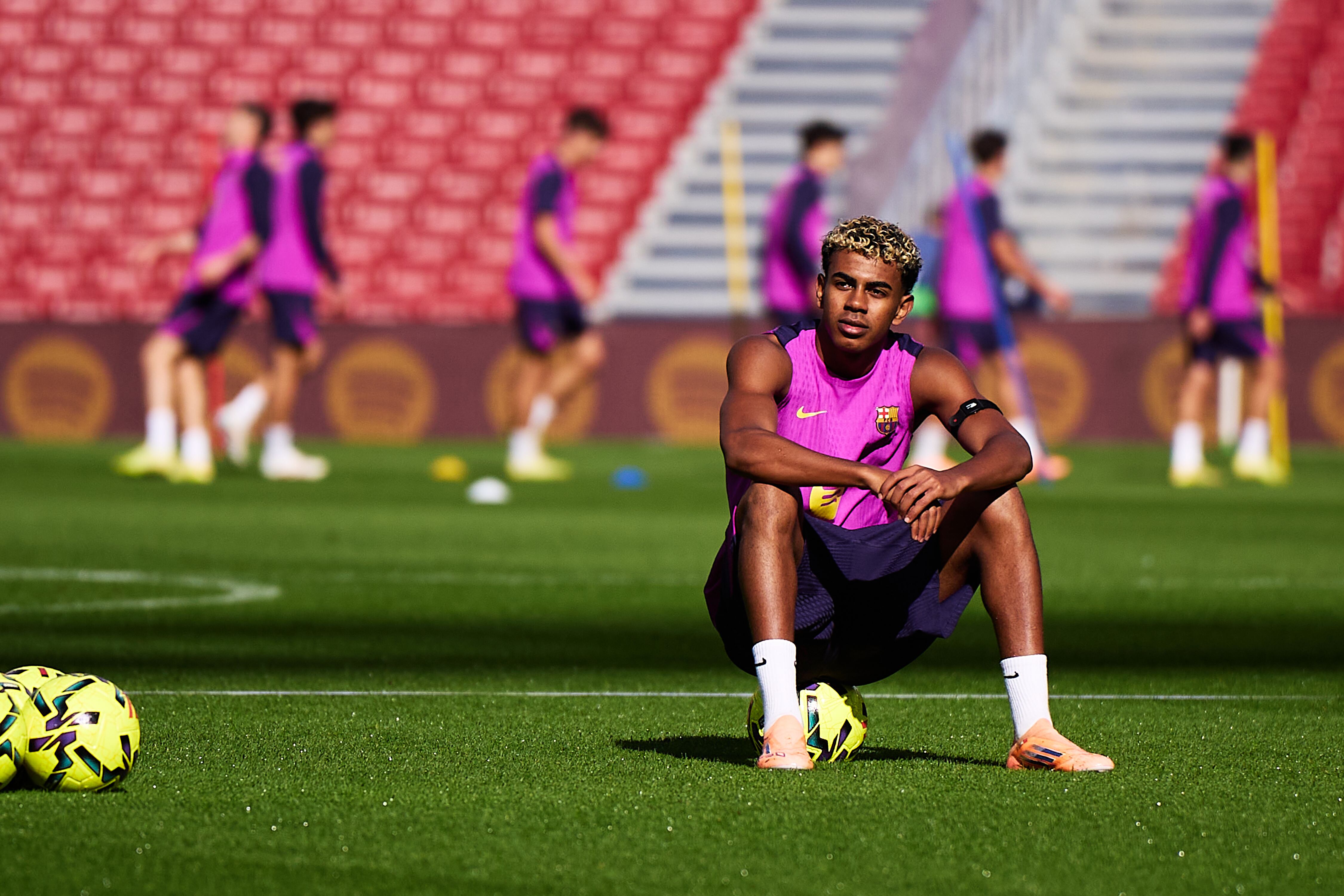 Lamine Yamal durante el entrenamiento en el Camp Nou