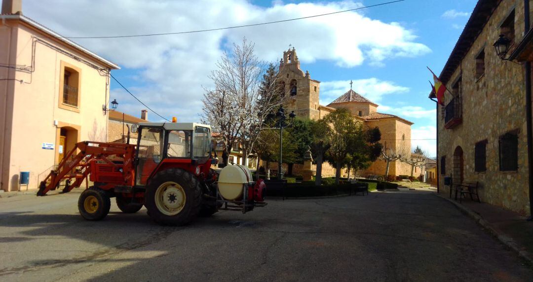 Ángel Luis con su tractor desinfectando las calles de La Yunta (Guadalajara)