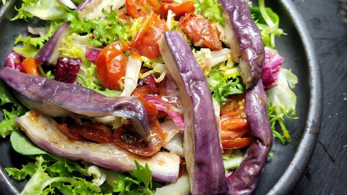 Ensalada d'albergínia al vapor amb tomaques confitades i vinagreta d'all i gingebre
