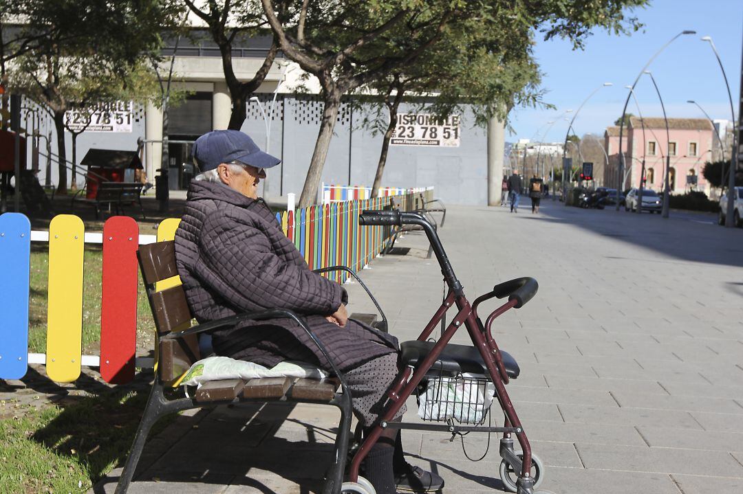 Persona mayor en Castelló. Imagen de archivo