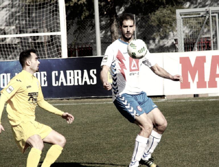 Juan Cruz controla el balón en un partido con el Rayo Majadahonda