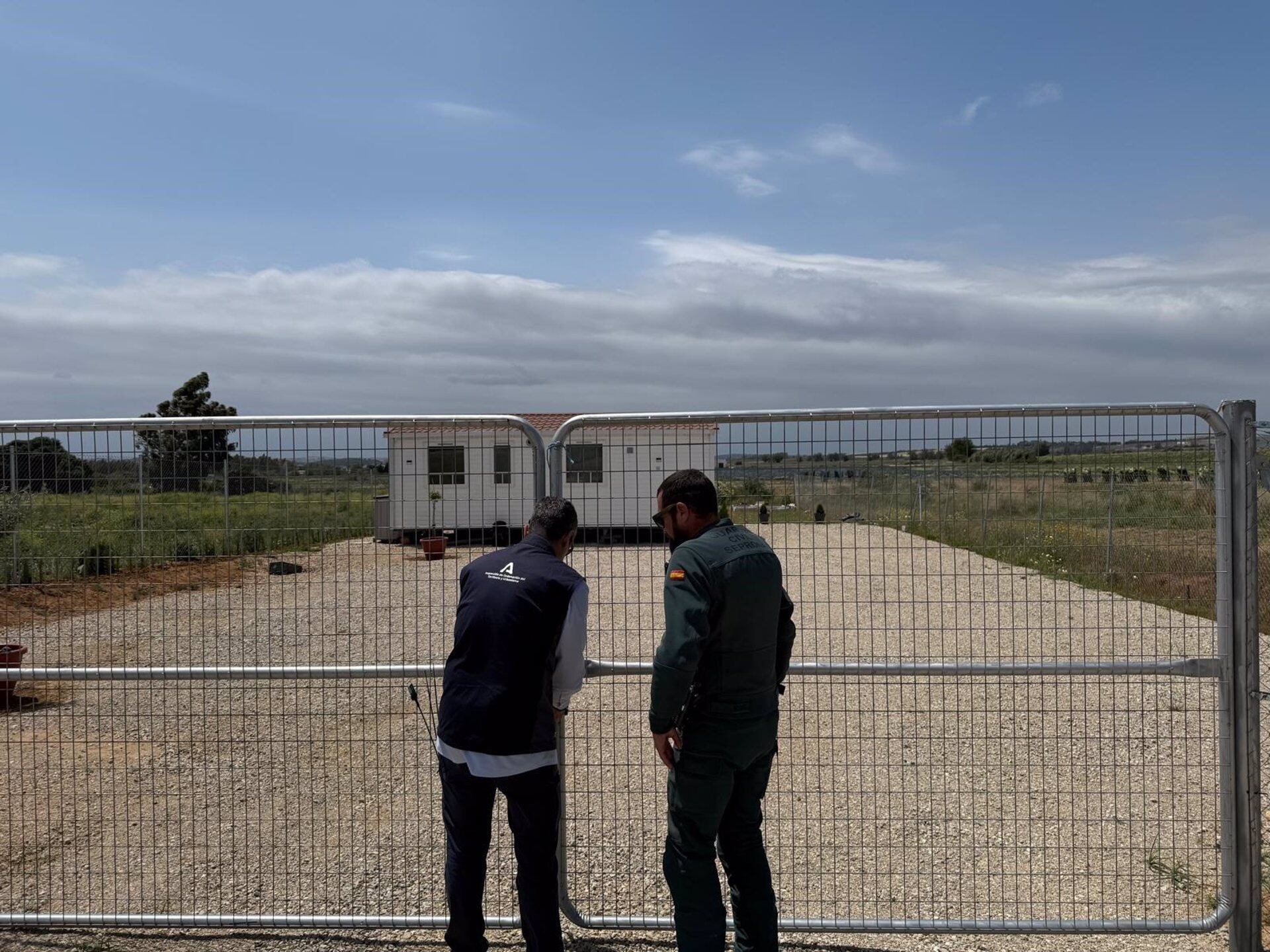 Precinto a una urbanización ilegal en San Isidro del Guadalete en Jerez