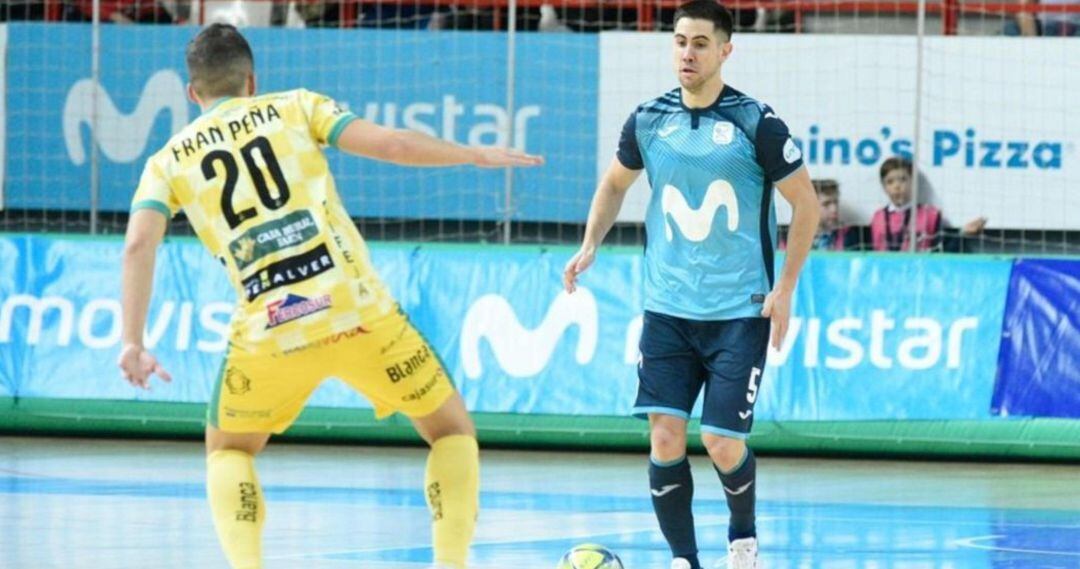 Bebe, de Movistar Inter, conduce el balón frente al jugador de Jaén Paraíso Interior, Fran Peña.